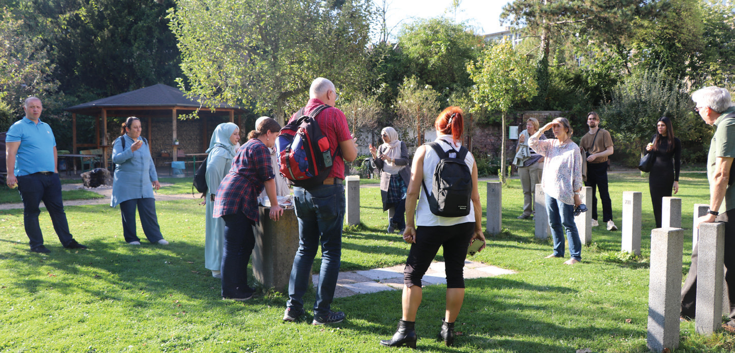 Interreligiöser Austausch im Garten der Religionen in Köln