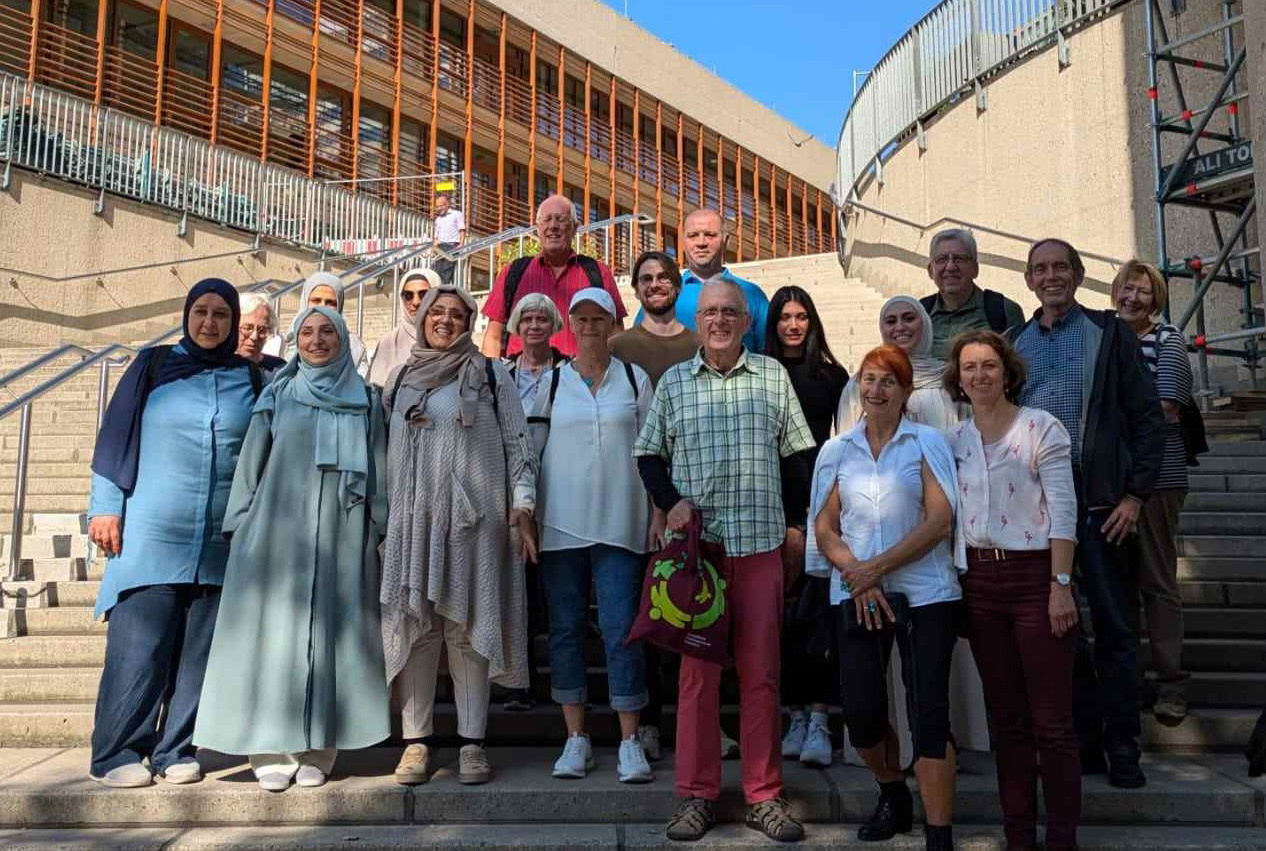 Teilnehmende des interreligiösen Tages vor der Kölner Zentralmoschee